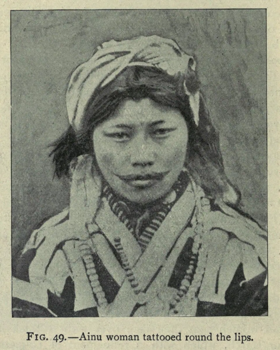 Fotografía de archivo de una mujer ainu con sinuye, el tatuaje tradicional alrededor de la boca, publicada a comienzos del siglo XX
