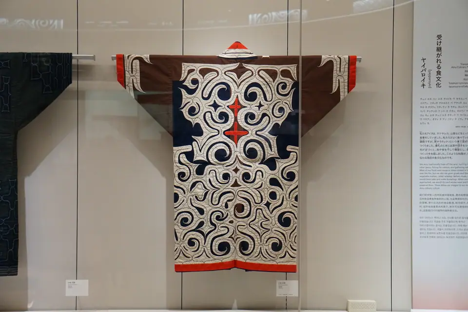 Vestimenta tradicional ainu de algodón con bordado geométrico, exhibida en el Museo Nacional Ainu (Upopoy)