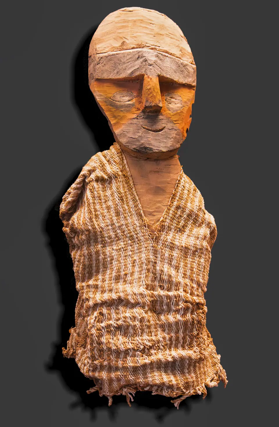 Figura funeraria de madera y textil de la cultura chancay, del tipo que acompañaba los fardos funerarios de la costa central de Perú