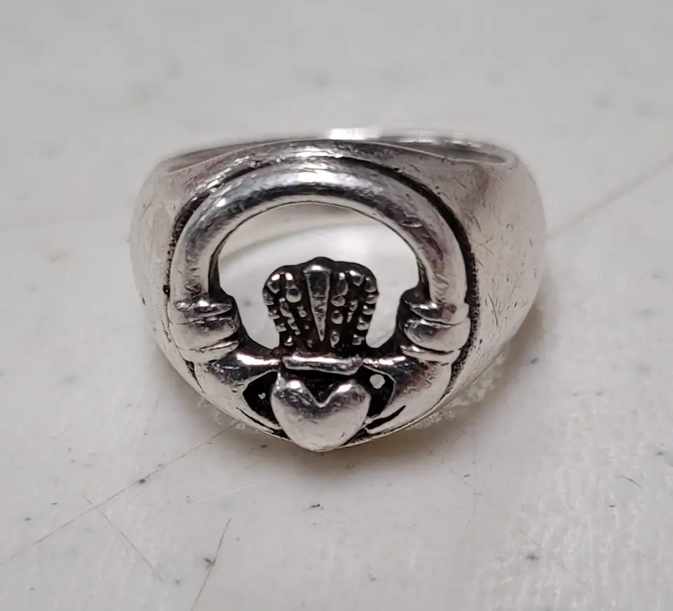 Anillo Claddagh de plata, con el corazón coronado entre dos manos