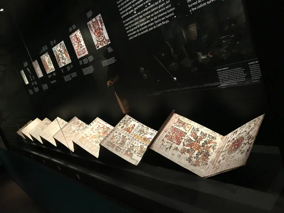 Facsímil del Códice Borgia exhibido en una muestra sobre los aztecas en un museo