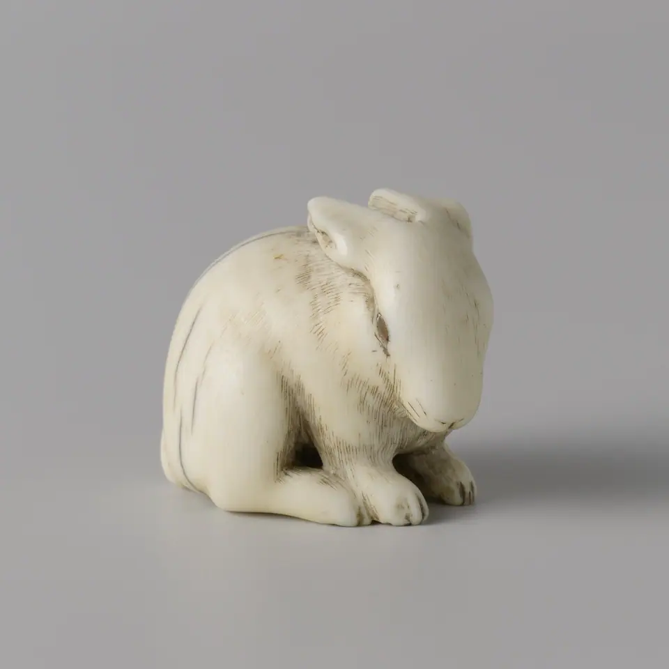 Netsuke japonés tallado en forma de conejo, del Rijksmuseum