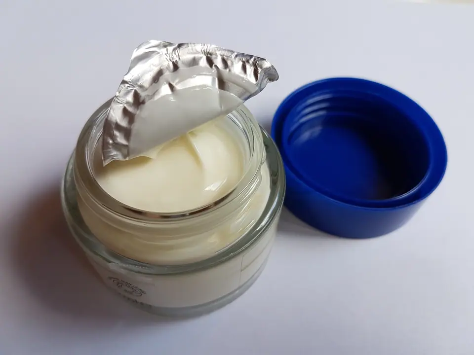 Tarro de crema cosmética abierto, sin marca