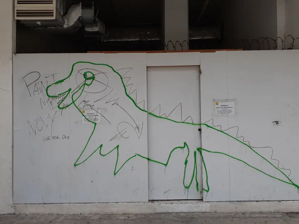 Grafiti de un monstruo dibujado con una sola línea continua, sin levantar el trazo, en una pared de Hong Kong