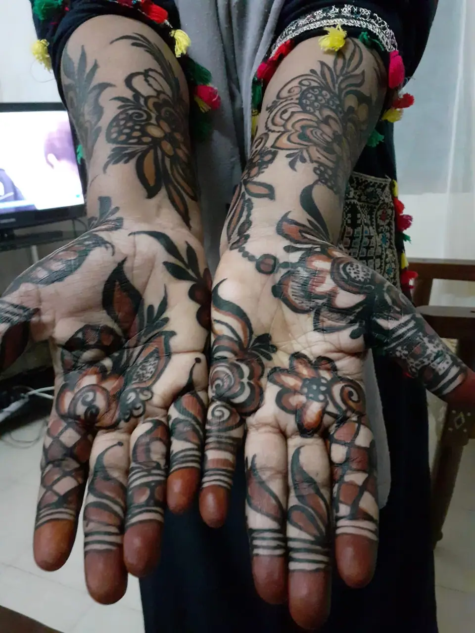 Henna aplicada en las manos: el mismo principio de teñido se usa, oscurecido con PPD, para cejas