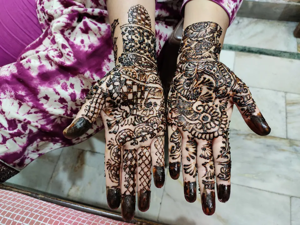 Diseño de henna elaborado en el dorso de ambas manos