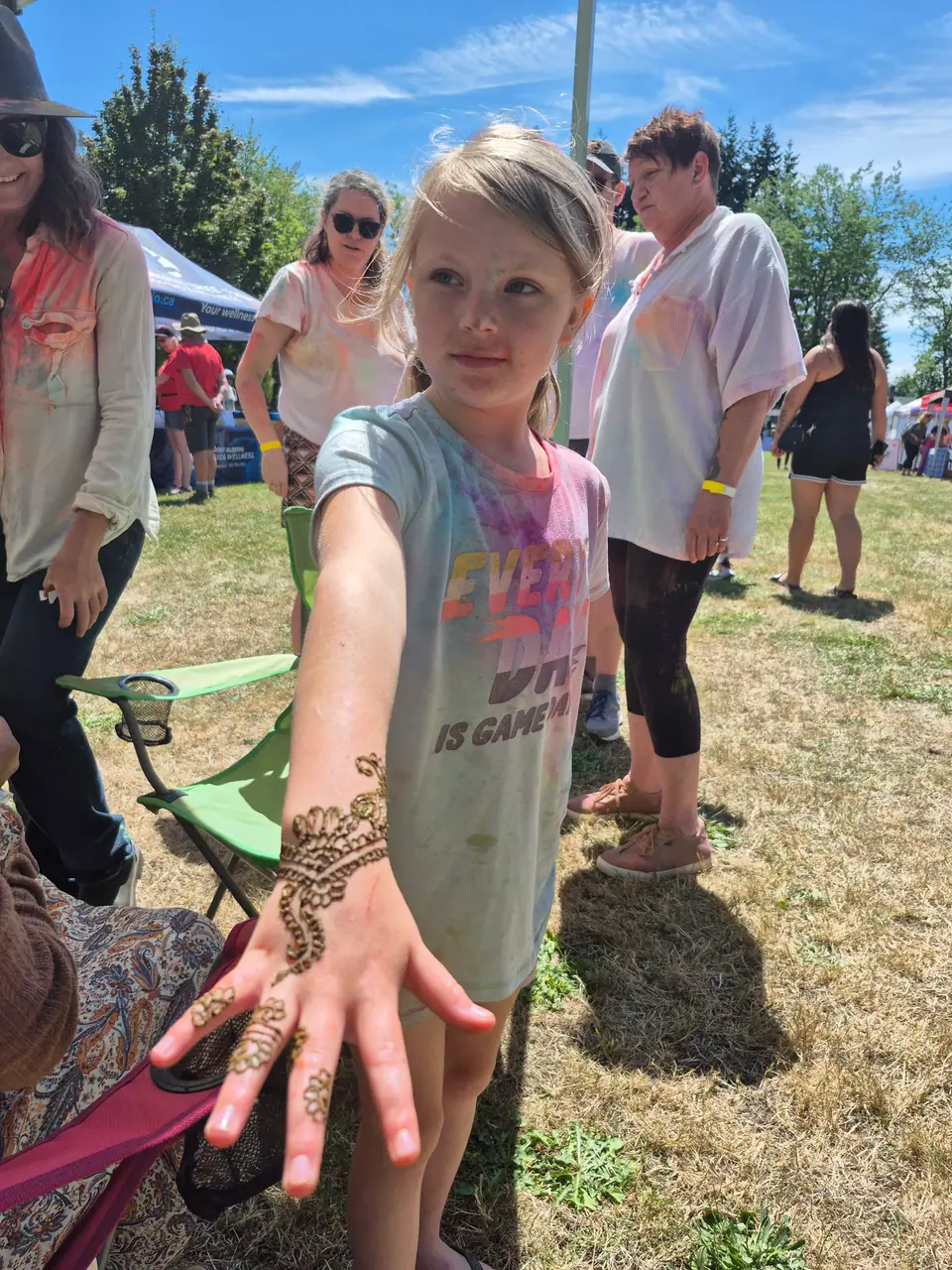 Niña recibiendo un diseño tradicional de henna