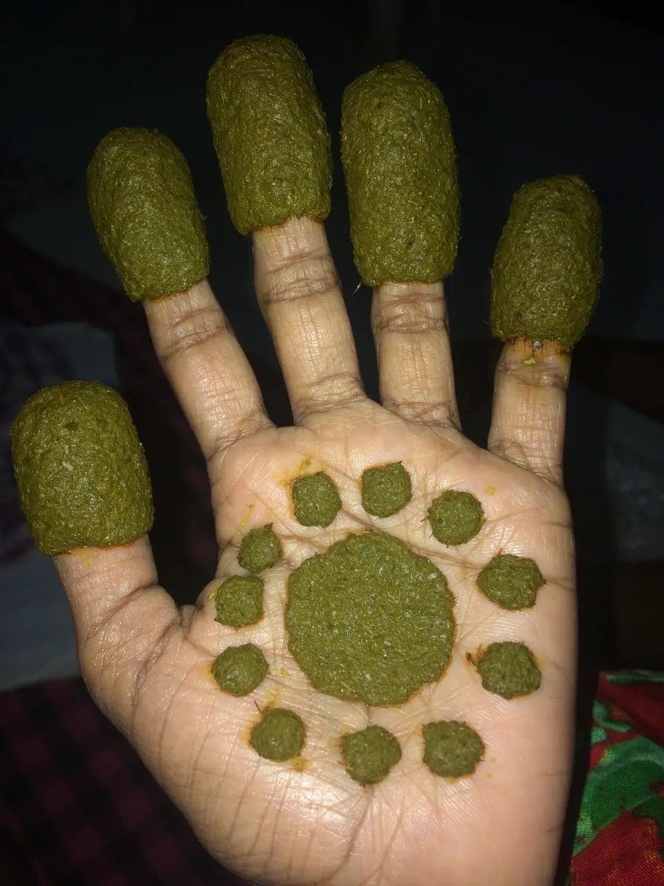 Henna recién aplicada, en pasta, antes de secarse