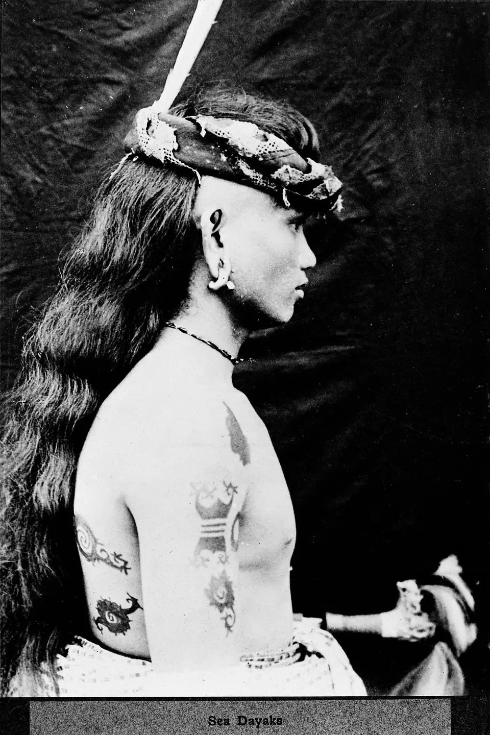 Fotografía de archivo de un hombre dayak de la etnia iban, con tatuajes tradicionales visibles en el pecho y los hombros
