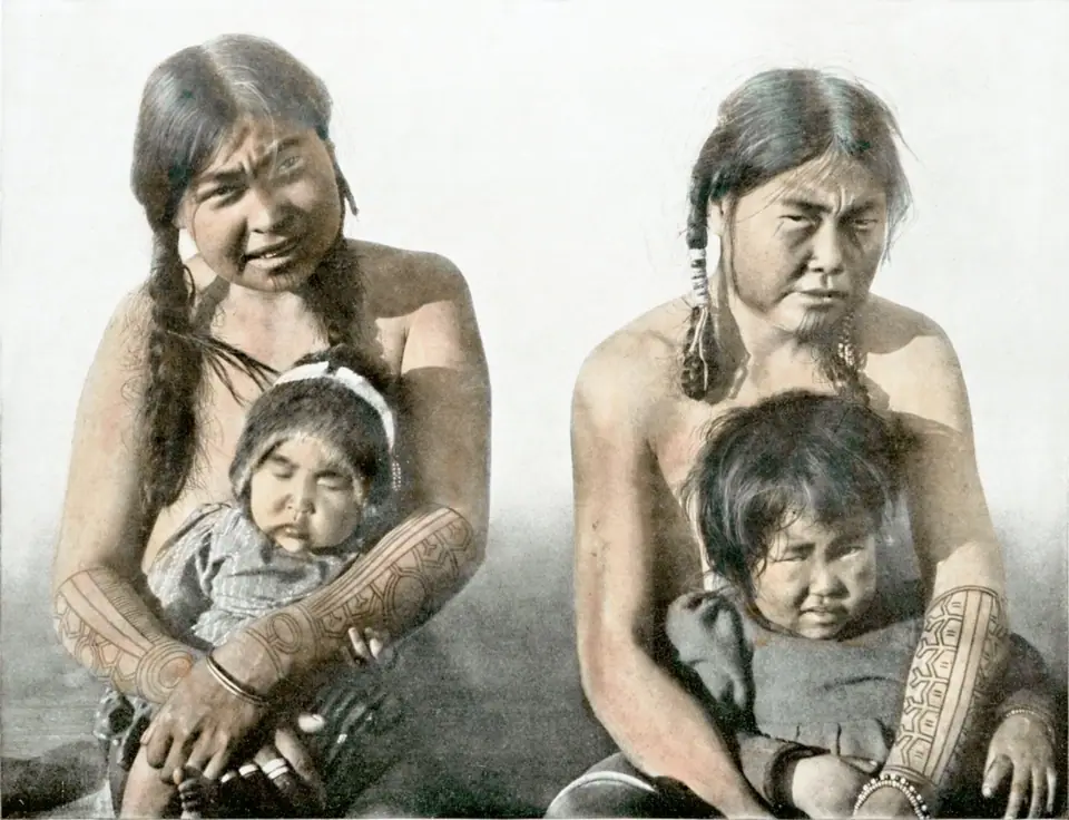 Fotografía histórica de mujeres inuit de la isla King, Alaska, con marcas faciales tradicionales