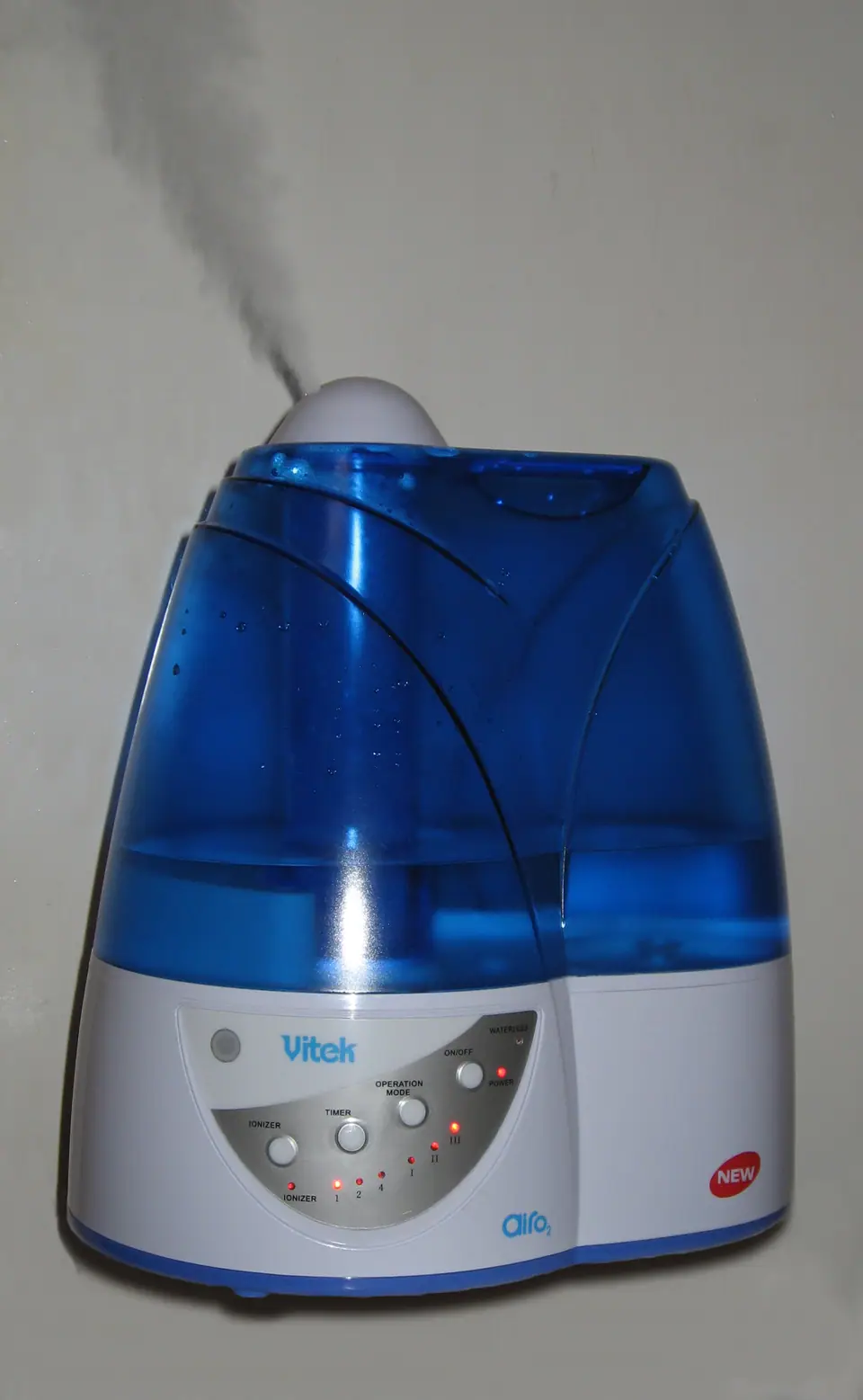 Humidificador ultrasónico liberando vapor frío en un ambiente cerrado