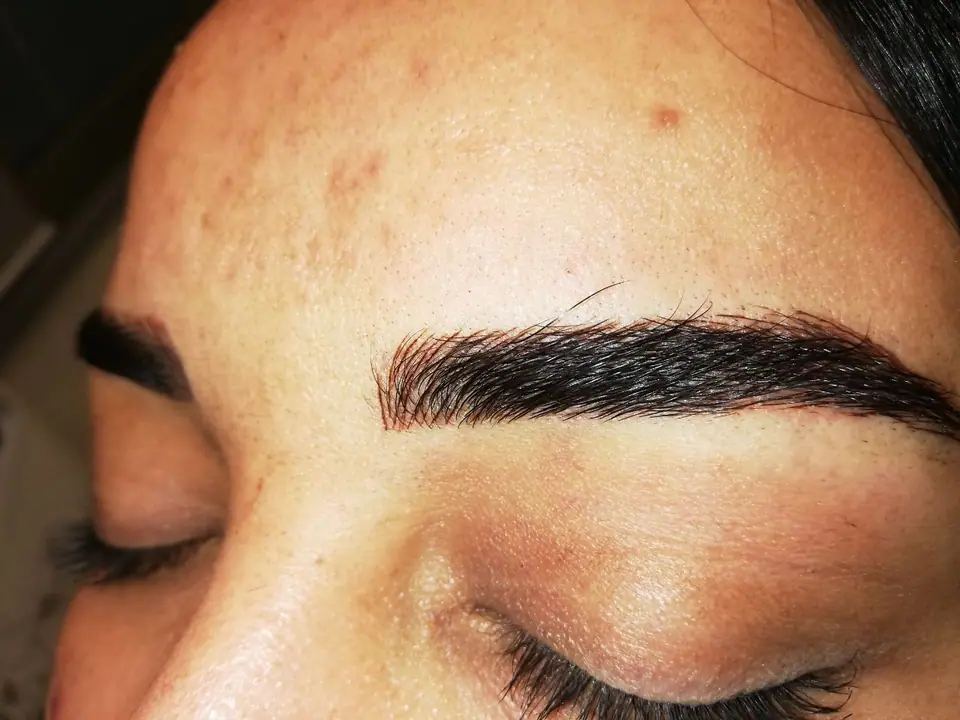 Resultado de micropigmentación de cejas con efecto pelo a pelo