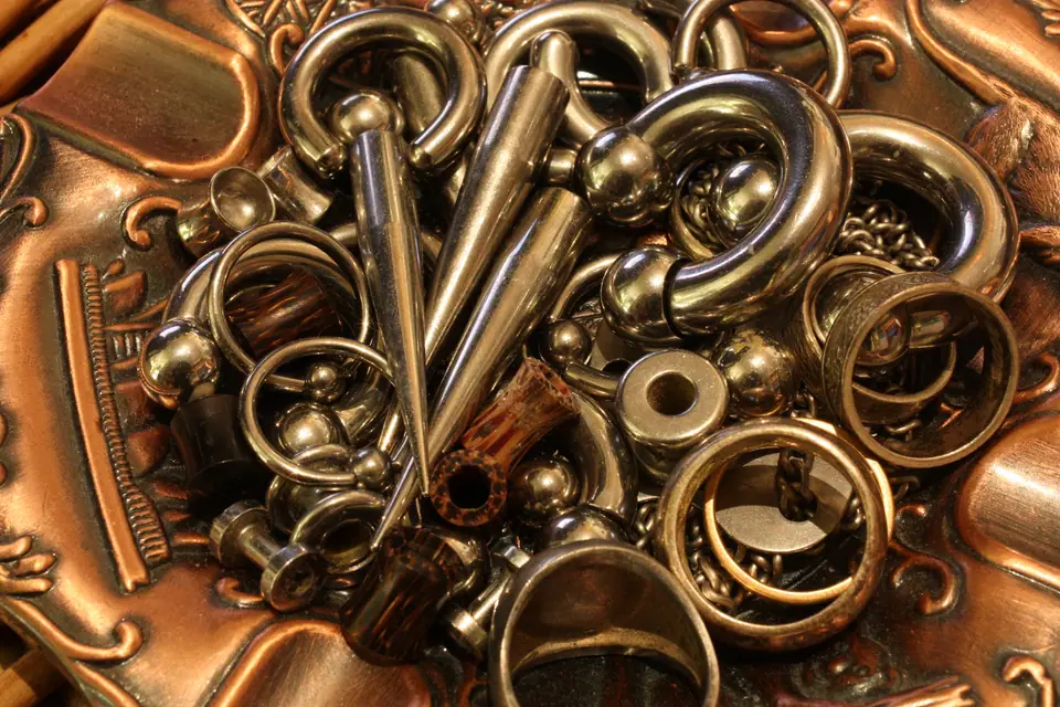 Colección de joyería de piercing: barbells y argollas de distintos metales y tamaños