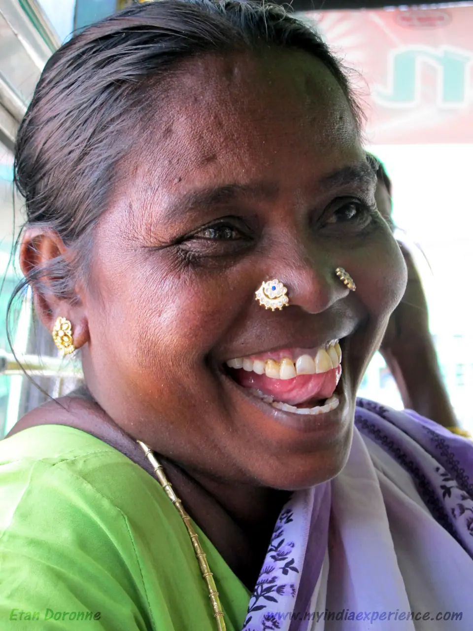 Mujer con doble piercing en la nariz, estilo tradicional indio