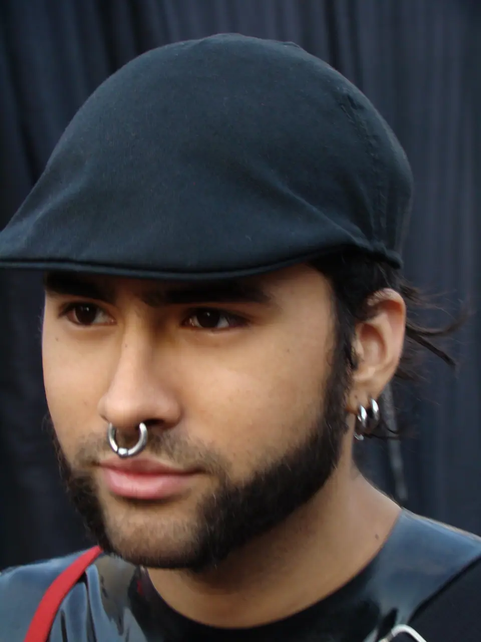 Piercing de septum con aro tipo herradura visible en la nariz