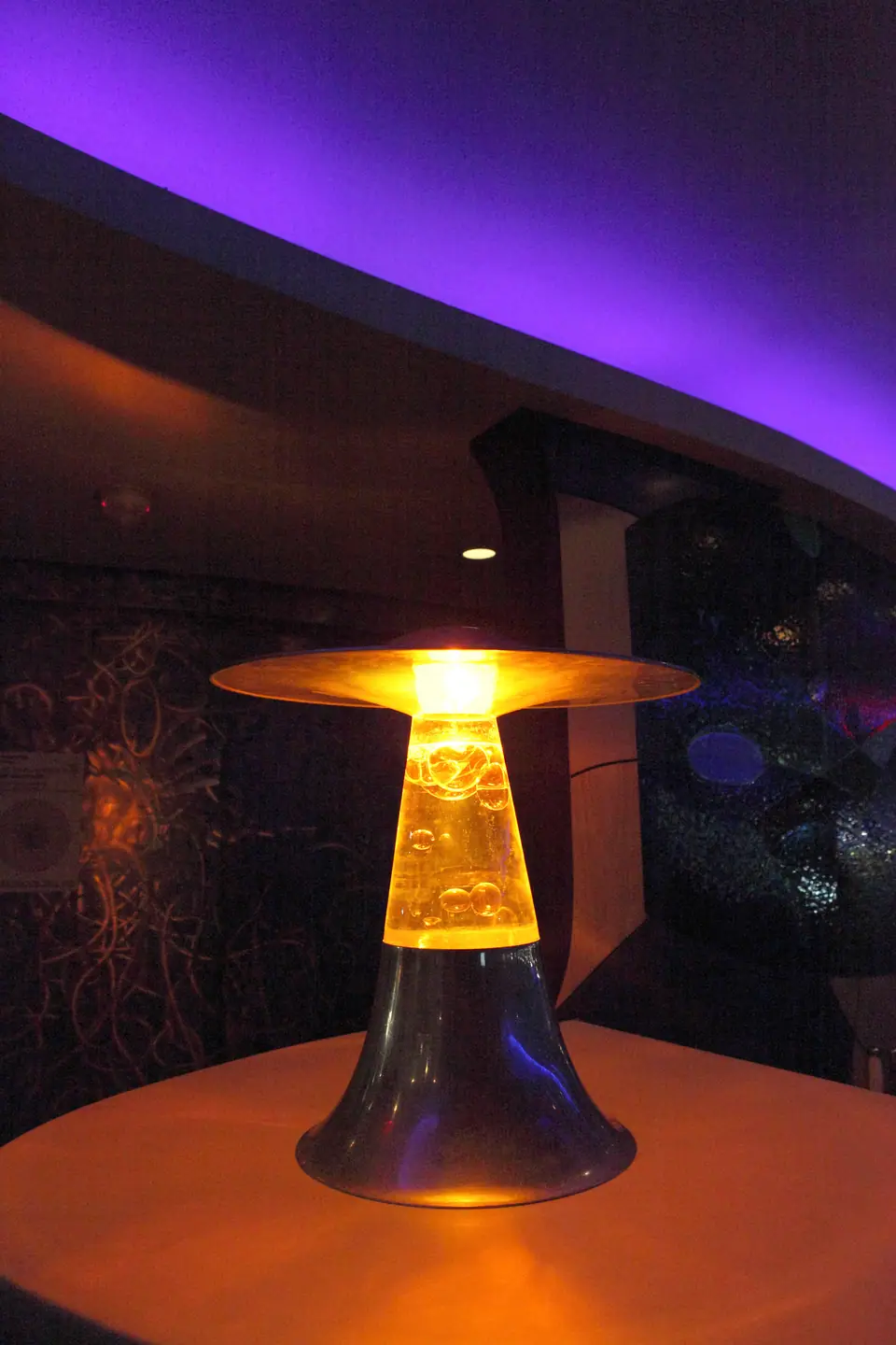 Lámpara de lava iluminada, objeto icónico de la estética hippie y psicodélica de los años 60