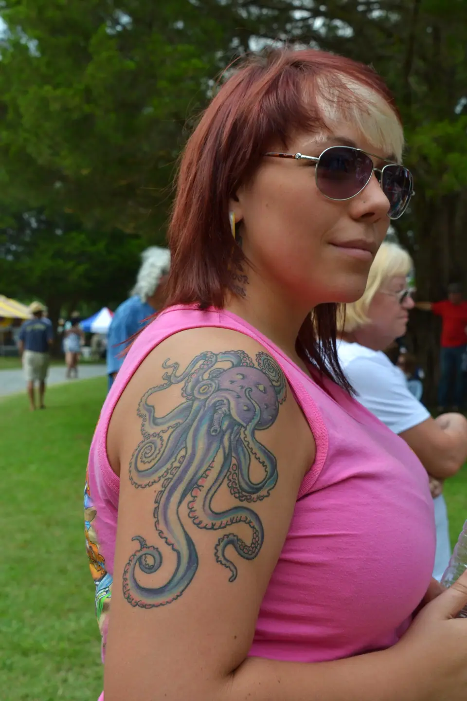 Tatuaje de pulpo a color en el brazo de una persona, al aire libre