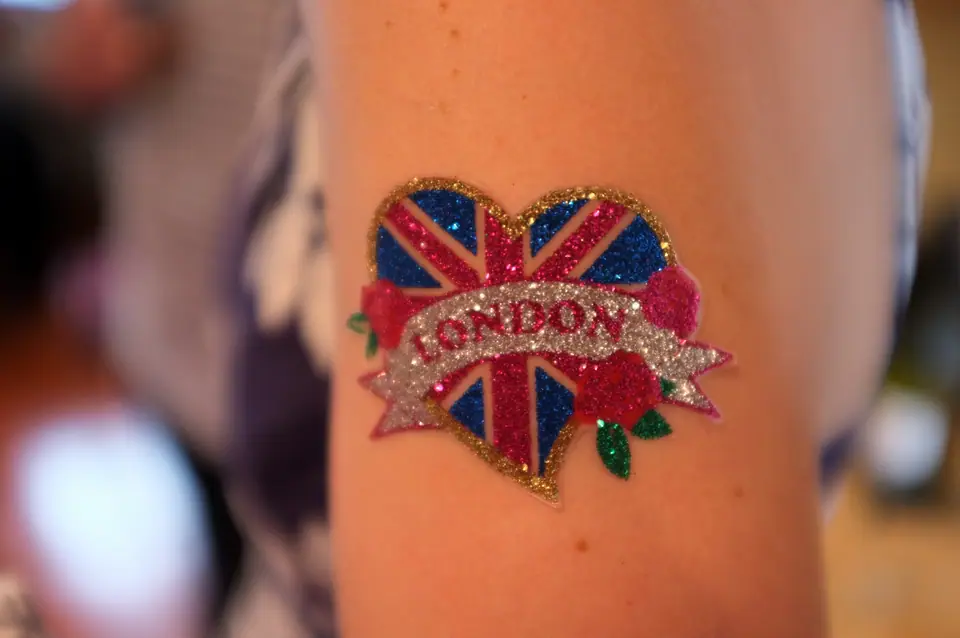 Tatuaje temporal de purpurina con forma de corazón en el brazo
