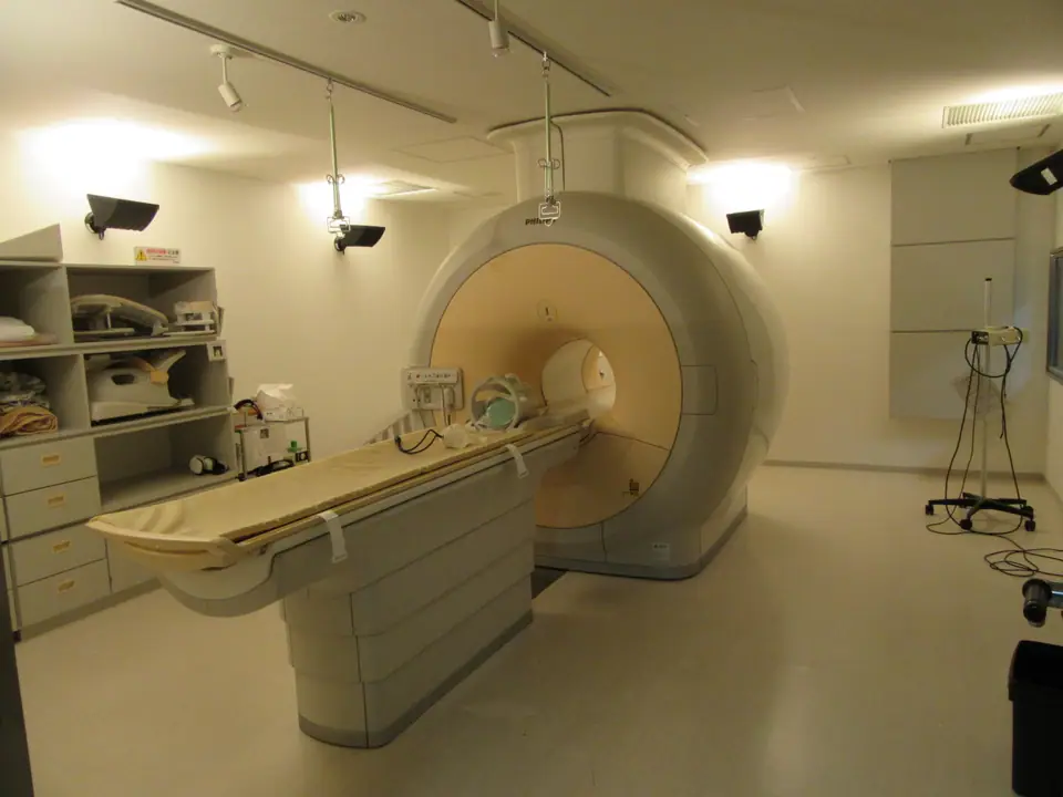 Sala con un equipo de resonancia magnética (IRM)