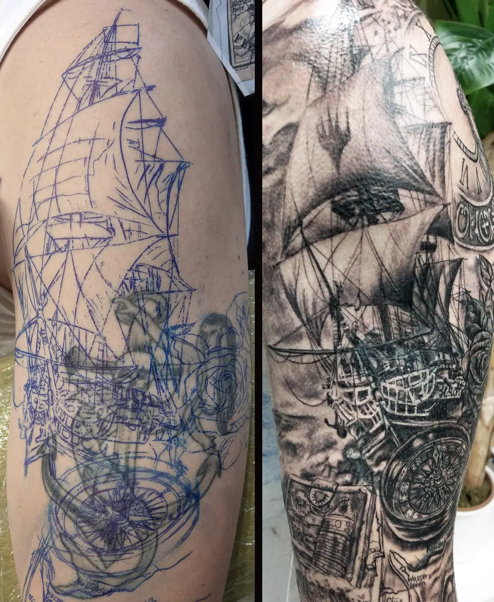 Boceto de un barco tatuado sobre un diseño anterior para taparlo
