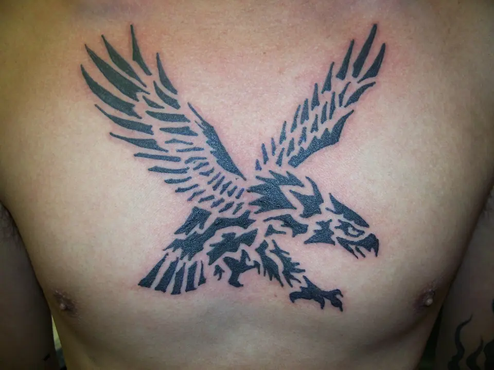 Tatuaje tribal de un águila con las alas extendidas, en el pecho