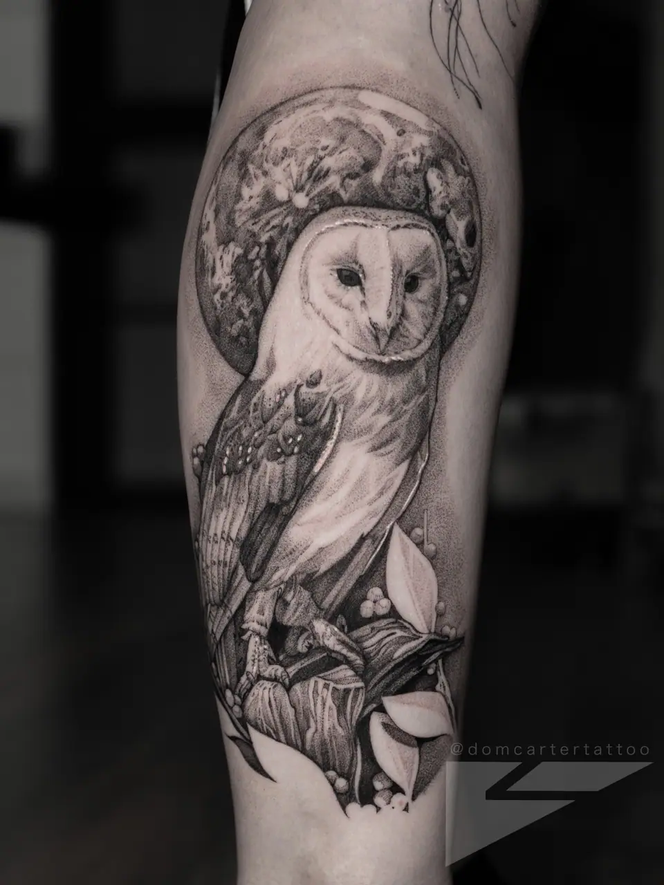Tatuaje de una lechuza campestre con una luna llena detrás, en el antebrazo