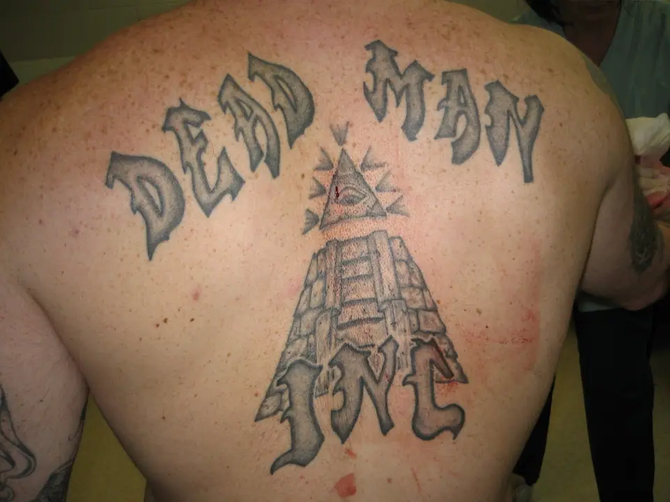 Tatuaje en la espalda con el nombre de una pandilla carcelaria estadounidense (Dead Man Incorporated), foto del Departamento de Justicia de EE.UU.