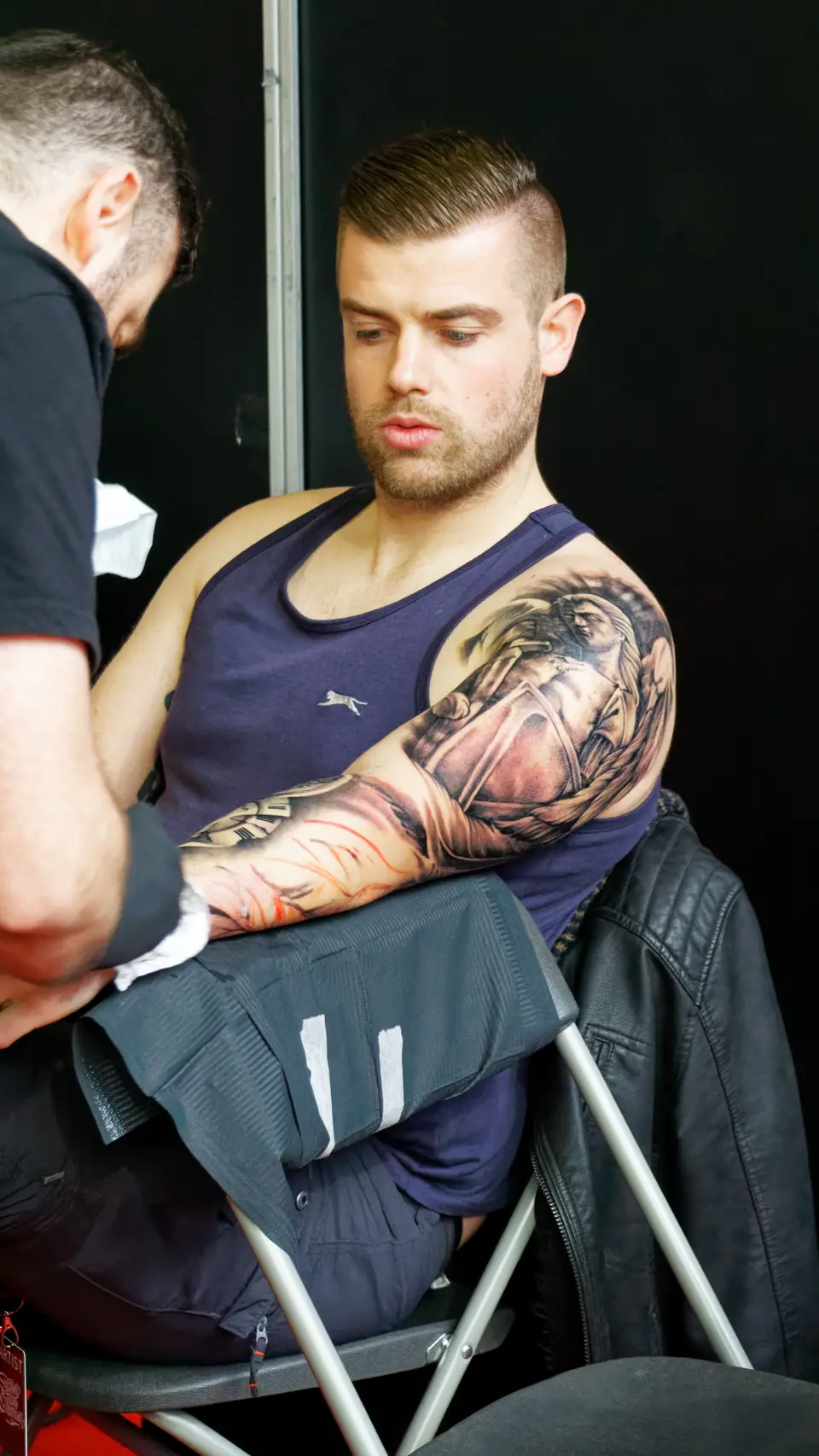 Tatuaje de color con sombreado detallado en un brazo, la técnica que el estilo surrealista toma del realismo