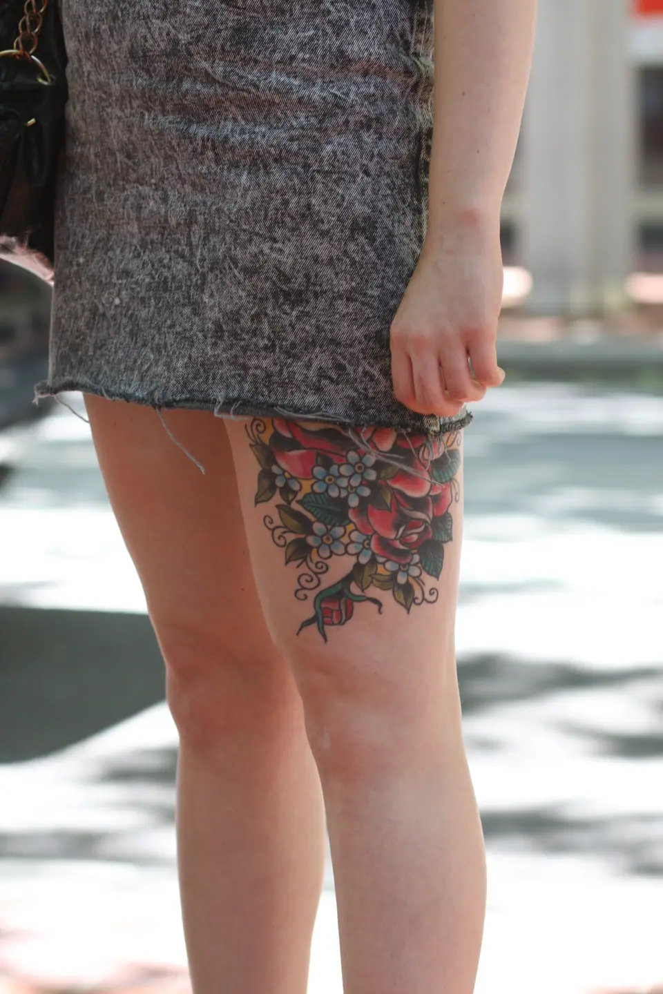 Tatuaje a color de una rosa en el muslo