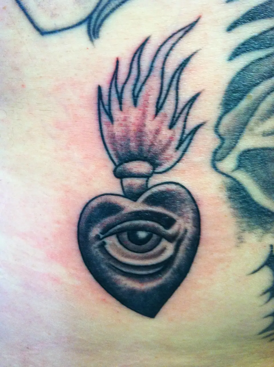 Tatuaje de corazón sagrado con ojo, estilo tradicional