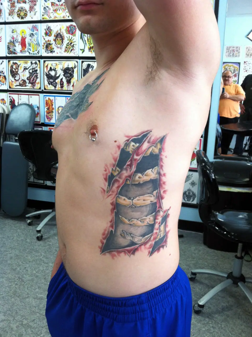 Tatuaje terminado sobre las costillas