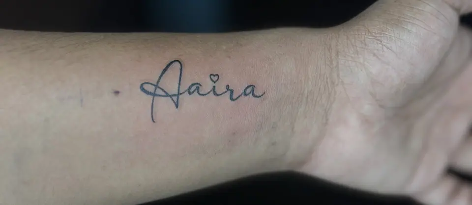 Tatuaje cursivo pequeño en la muñeca