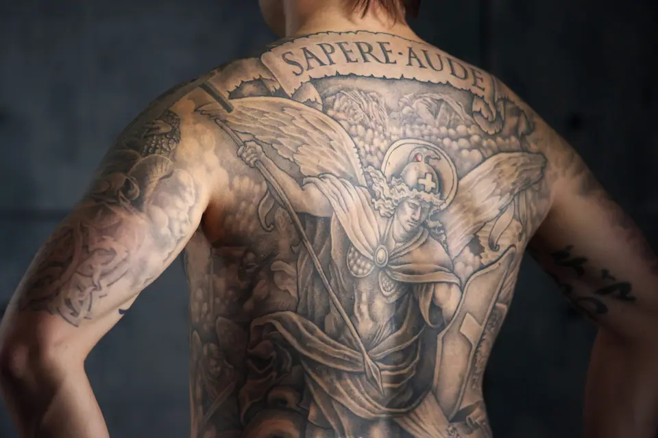 Tatuaje de espalda completa con dragón y arcángel Miguel