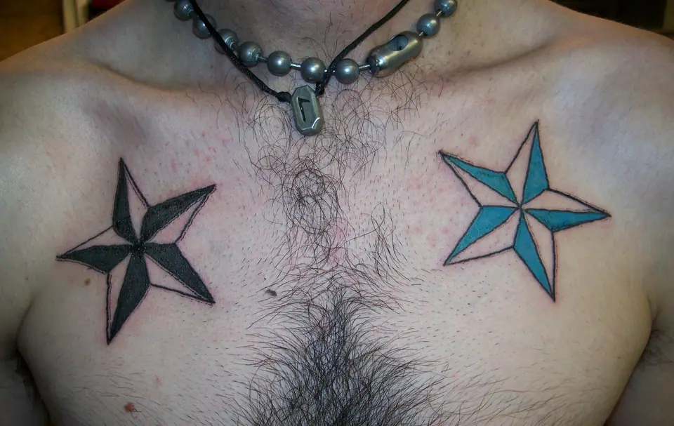 Dos tatuajes de estrella náutica clásica en el pecho