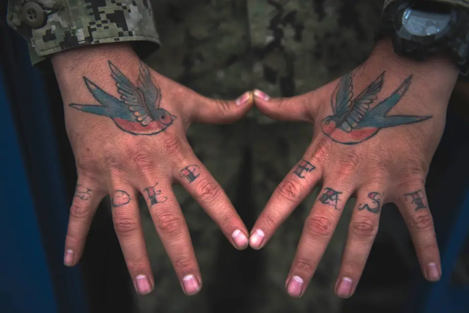 Tatuajes de golondrinas en el dorso de las manos