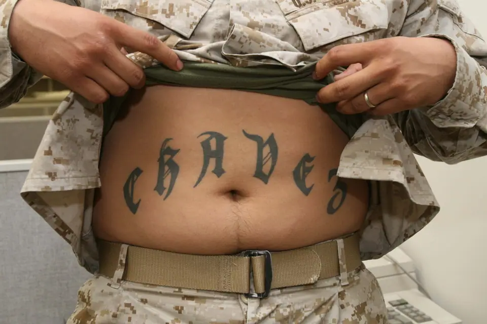 Tatuaje de letra gótica (blackletter) en el abdomen