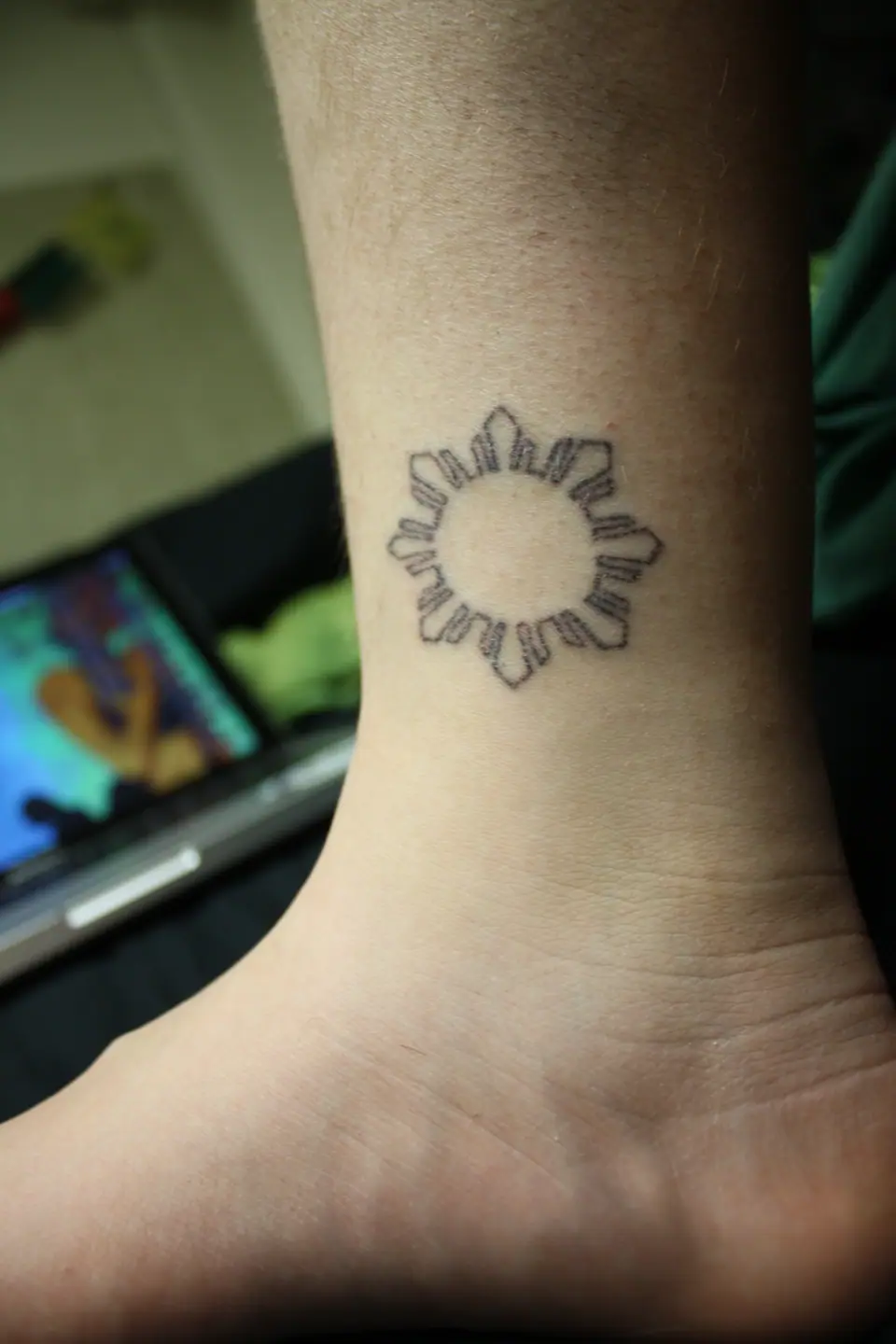 Tatuaje handpoke de un sol sencillo en el tobillo