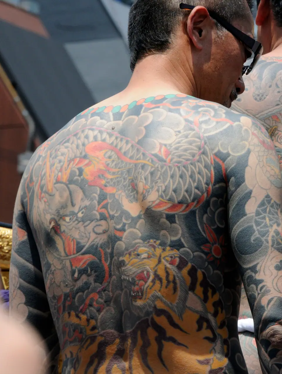 Tatuaje horimono de un dragón y un tigre cubriendo toda la espalda