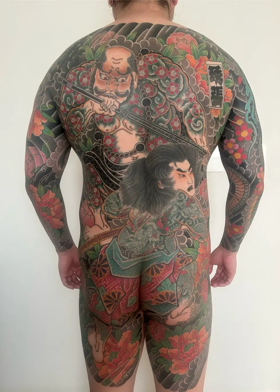 Tatuaje tradicional japonés irezumi que cubre toda la espalda