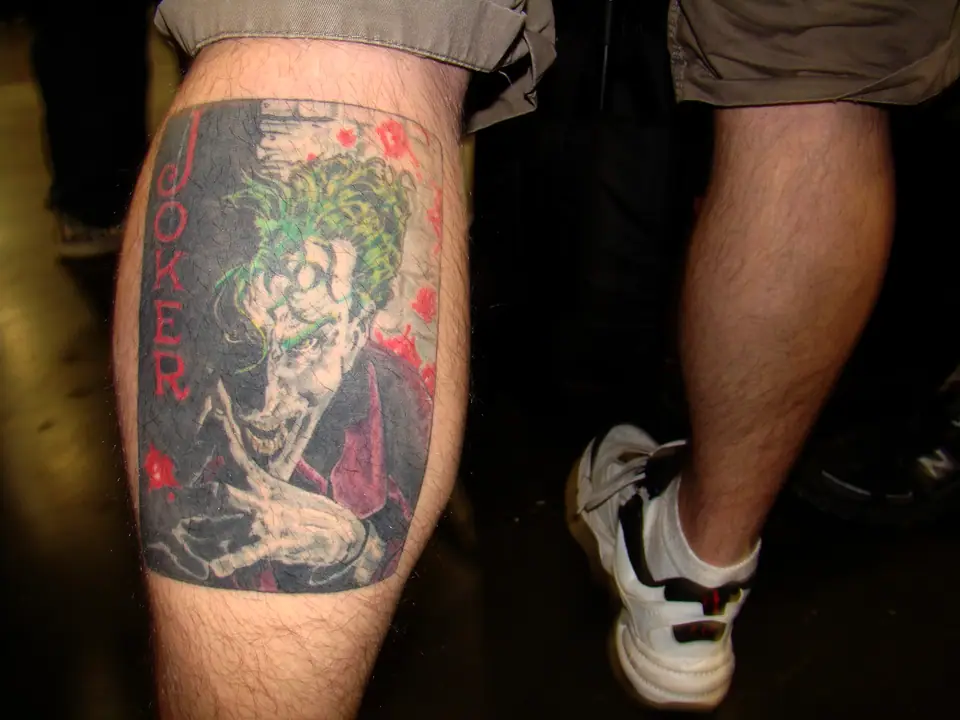 Tatuaje a color del Joker en la pantorrilla