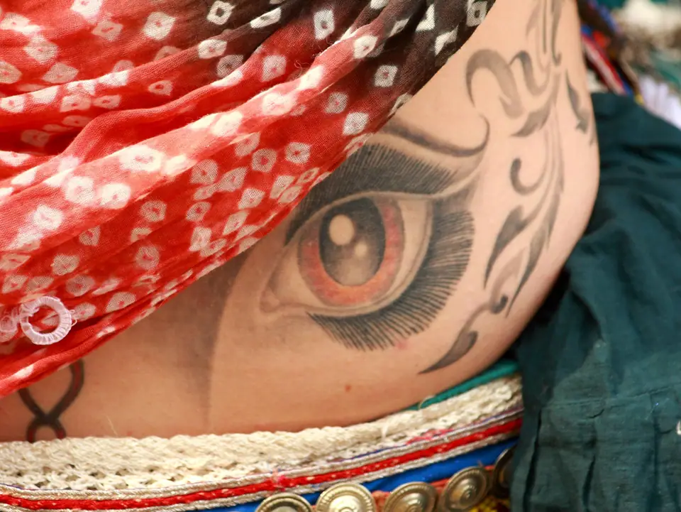 Tatuaje de ojo decorativo en la cadera