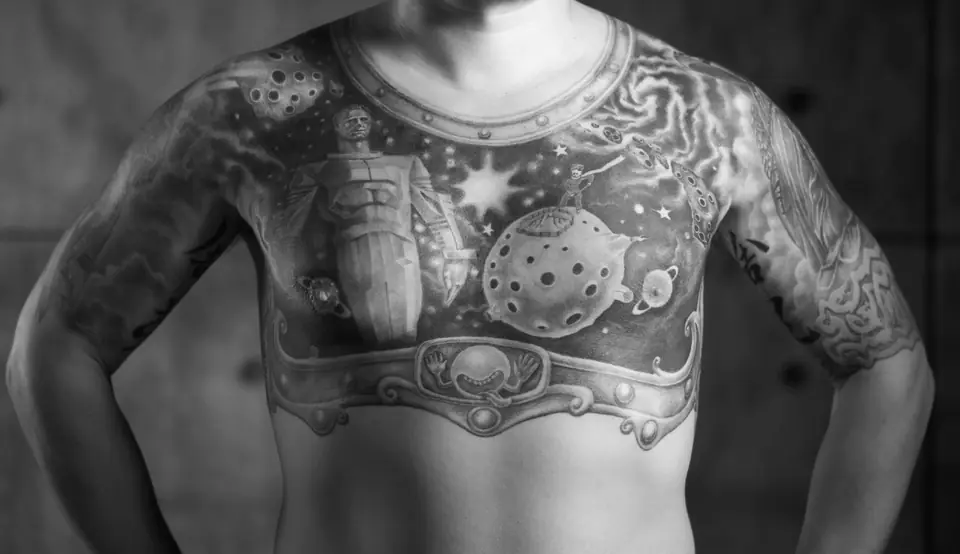 Tatuaje grande en blanco y negro sobre el pecho de un hombre