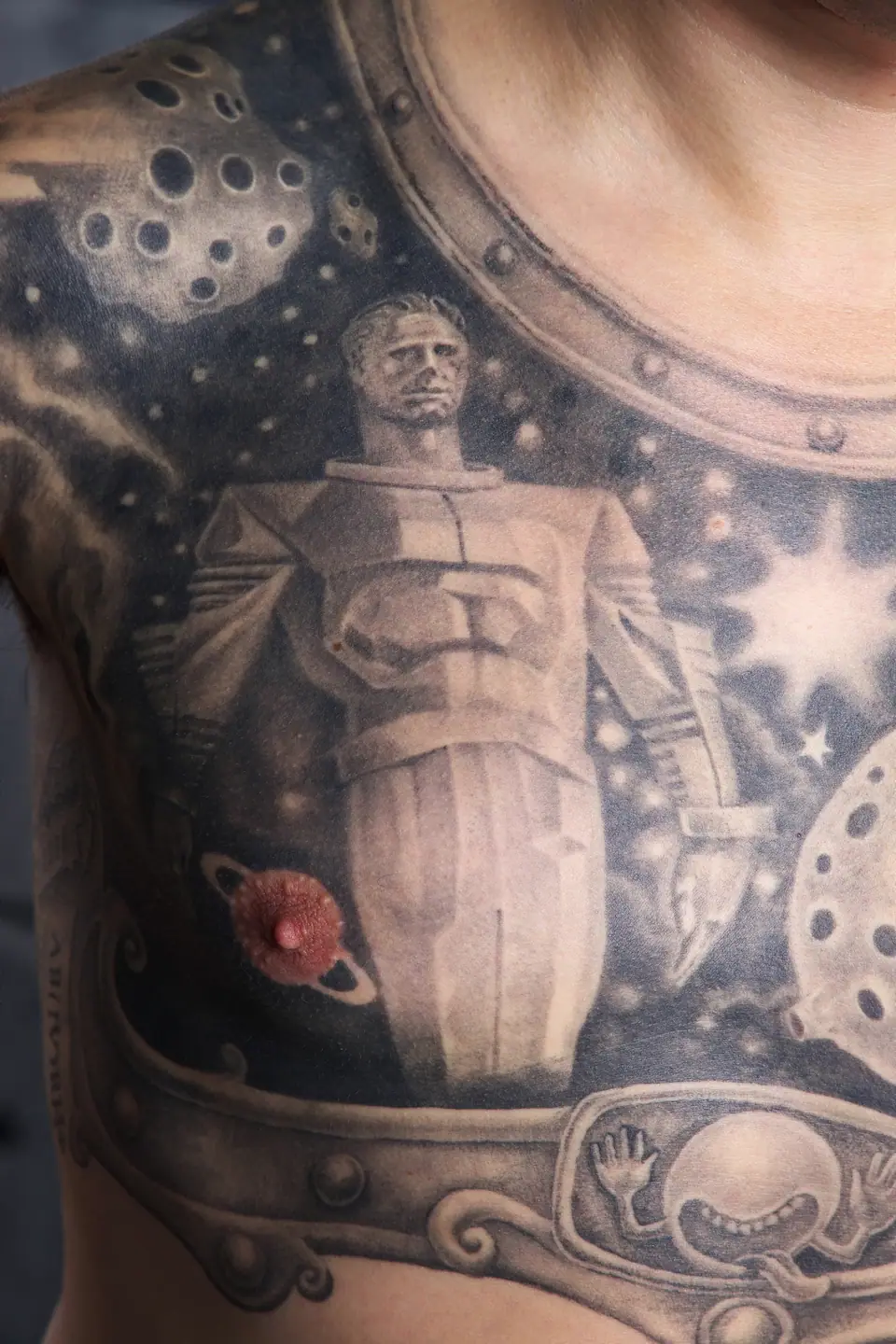 Tatuaje a color sobre el pecho y la clavícula