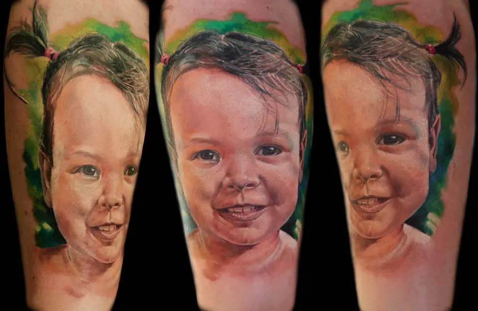 Tatuaje realista a color de tres retratos de bebés en el antebrazo