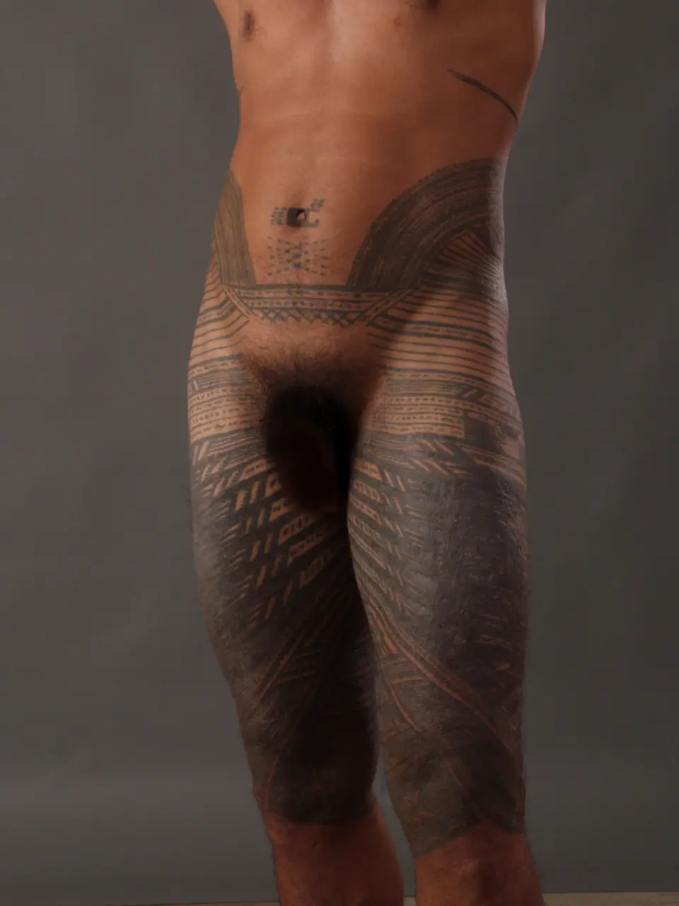 Pe'a, el tatuaje tradicional samoano que cubre de la cintura a las rodillas, visto de frente