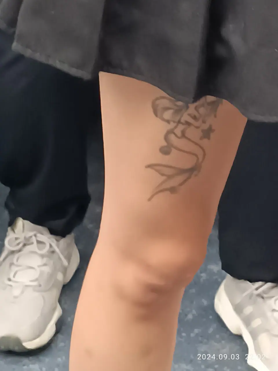 Tatuaje de una sirena en la pierna, visto de cerca