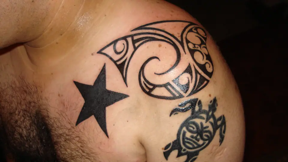 Tatuaje tribal estilo maorí en el hombro