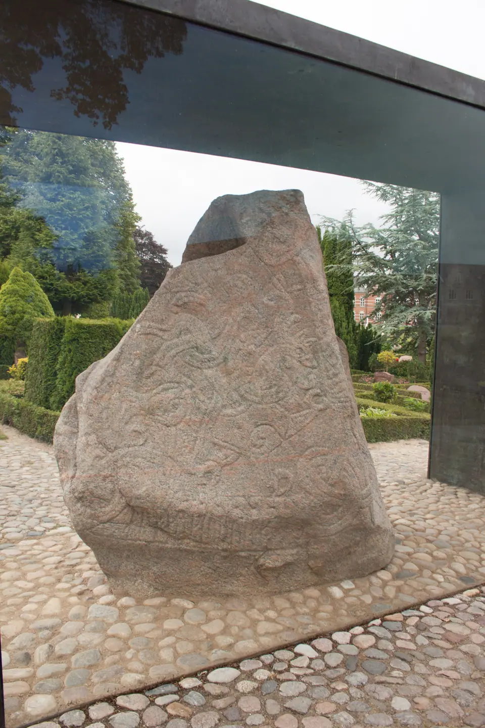 Piedra rúnica de Jelling, Dinamarca, con grabados vikingos