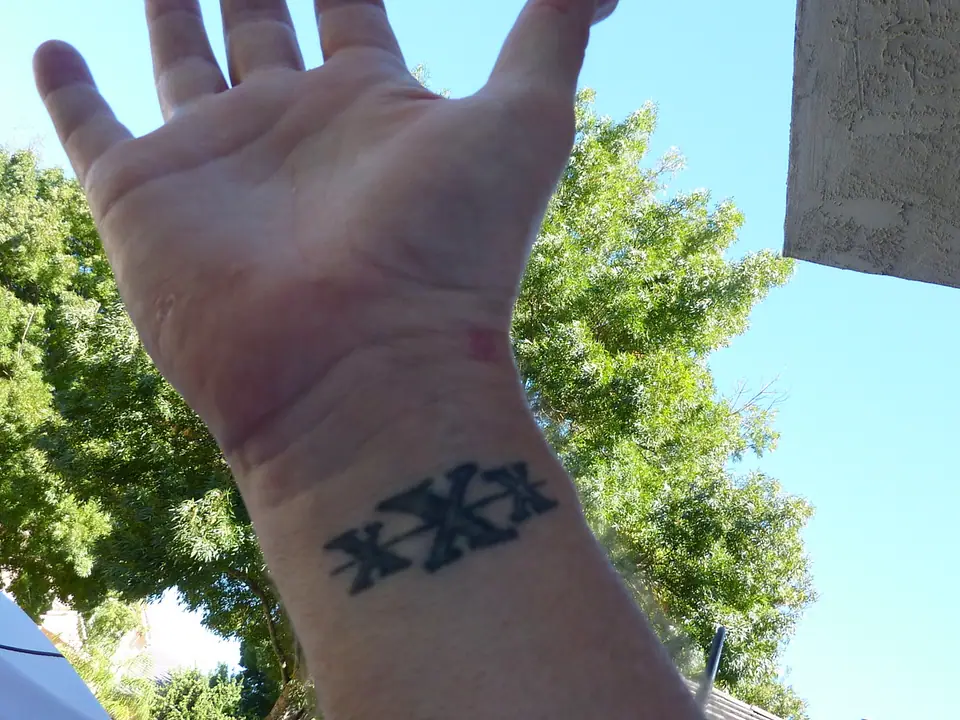 Tatuaje de dos X en la muñeca, símbolo straight edge