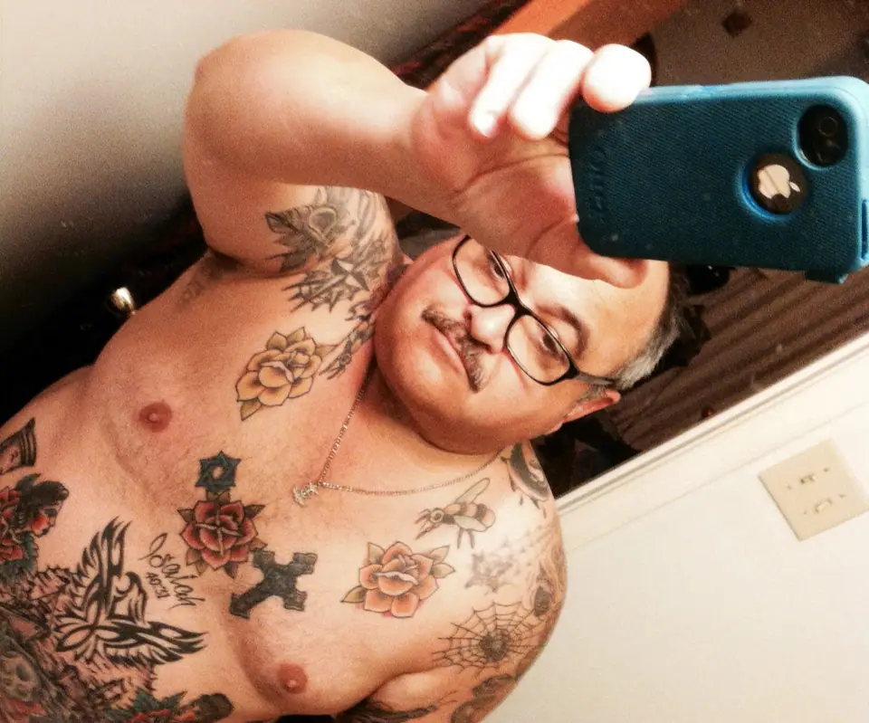 Tatuajes de colores en el pecho de un hombre que estuvo al sol